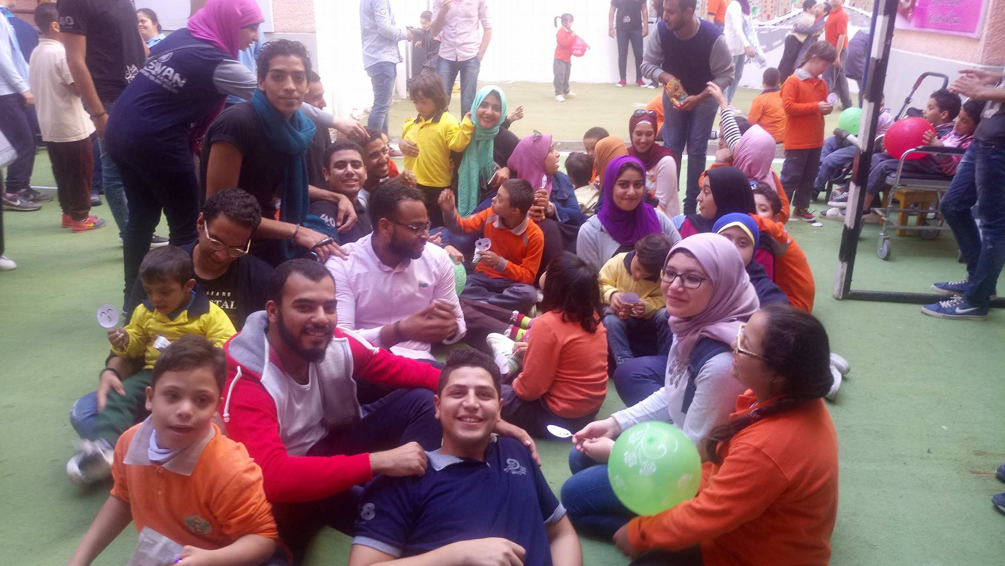 مشاركة طلاب جامعة عين شمس مع أطفال مركز رعاية الاطفال ذوى الاحتياجات الخاصة
