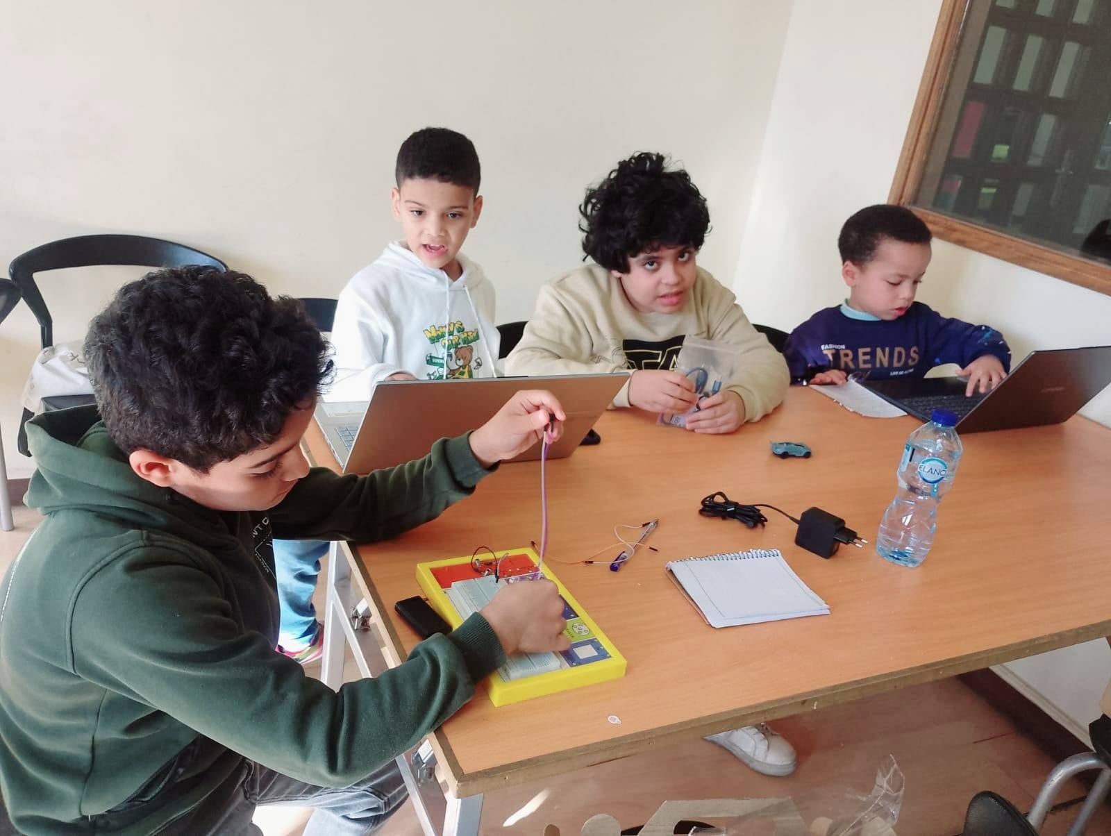 تعليم وإبداع للأطفال بطريقة ممتعة في دورة "المخترع الصغير" بمكتبة المعادي العامة