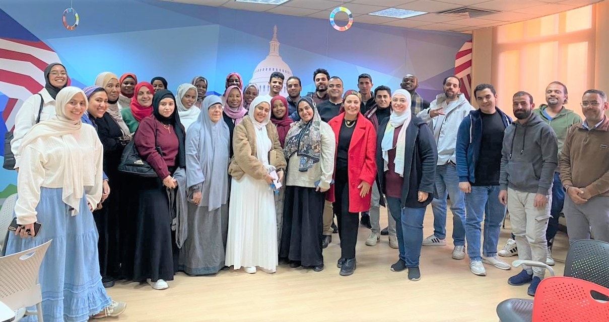 تقدير عطاء المتطوعين ودعم تمكين الشباب في احتفالية يوم الشكر بالركن الأمريكي بمكتبة المعادي العامة